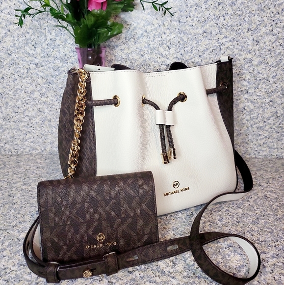 Michael Kors Handbags - 🔥SOLD🔥🌺Michael Kors🌺 POEBE Optic White MD Bucket Messenger Leather & Wallet